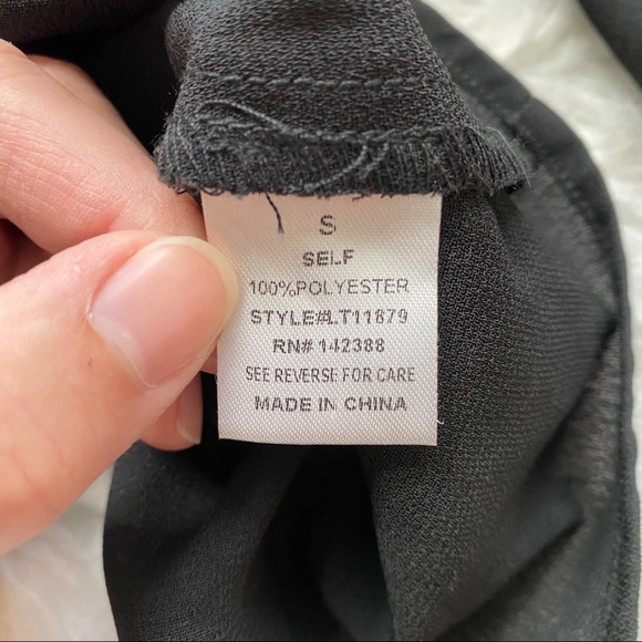 🔥SOLD🔥 Essue Off Shoulder Top Black Size Small - Picture 11 of 16